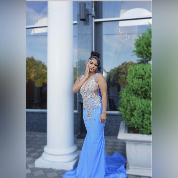 Selling my prom dress for 800 it’s negotiable size medium. - Picture 3 of 3